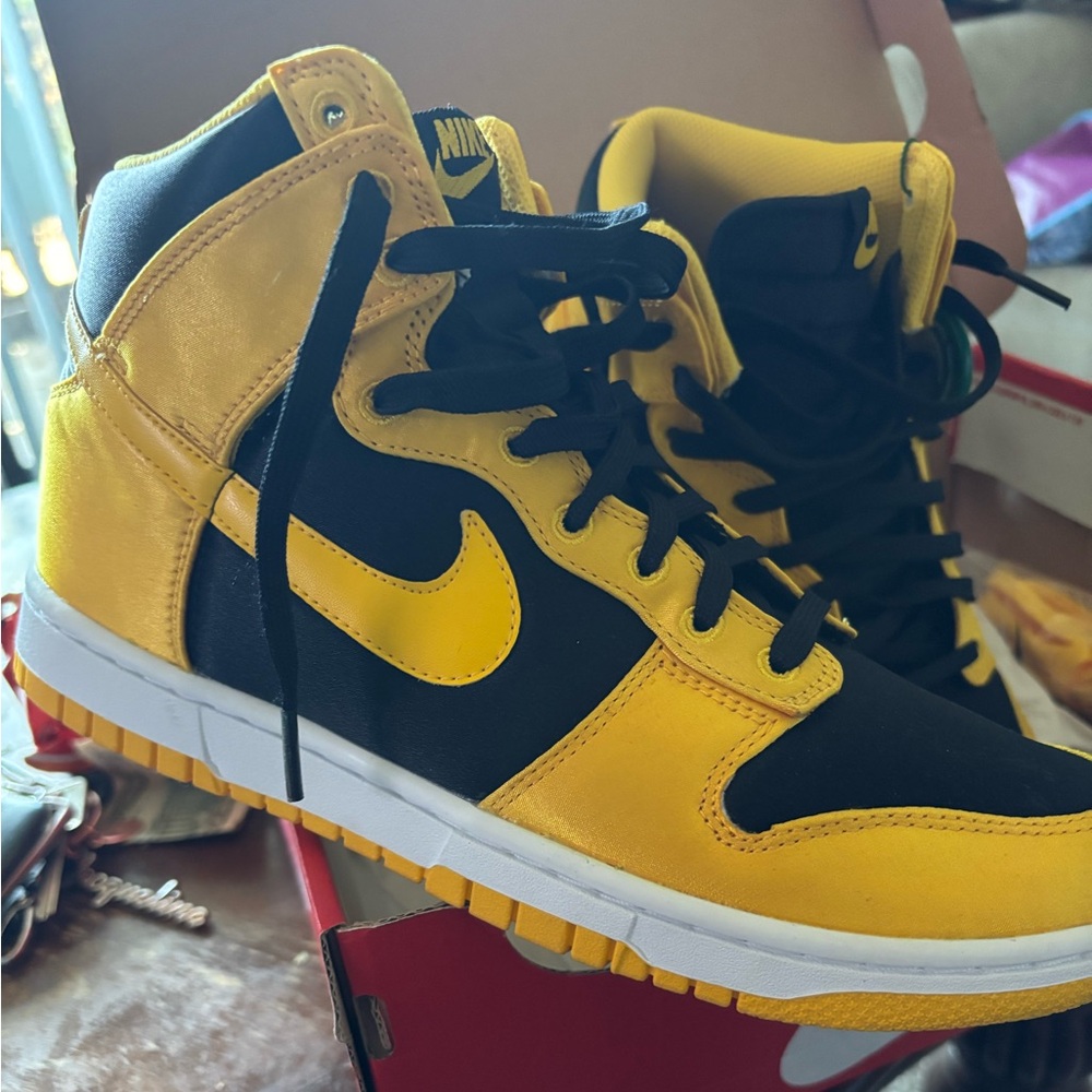W Nike Dunk High 
Size 9 fits like an 8.5
Brand New still in box